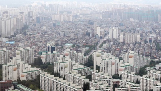역대급 부동산 규제에도 서울 집값 상승세가 꺾이지 않자 투기지역 내 주요 아파트 단지에서 전고점을 넘어서는 단지가 속출하고 있다.사진은 서울 아파트 전경<연합뉴스>